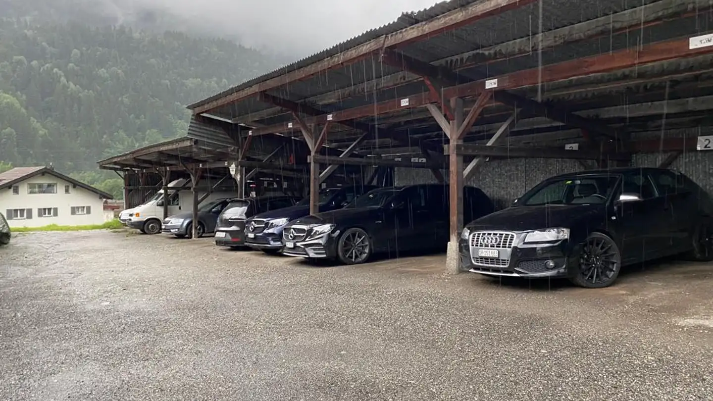 Parcheggio coperto in affitto - Via Fabrica 13, 7166 Trun