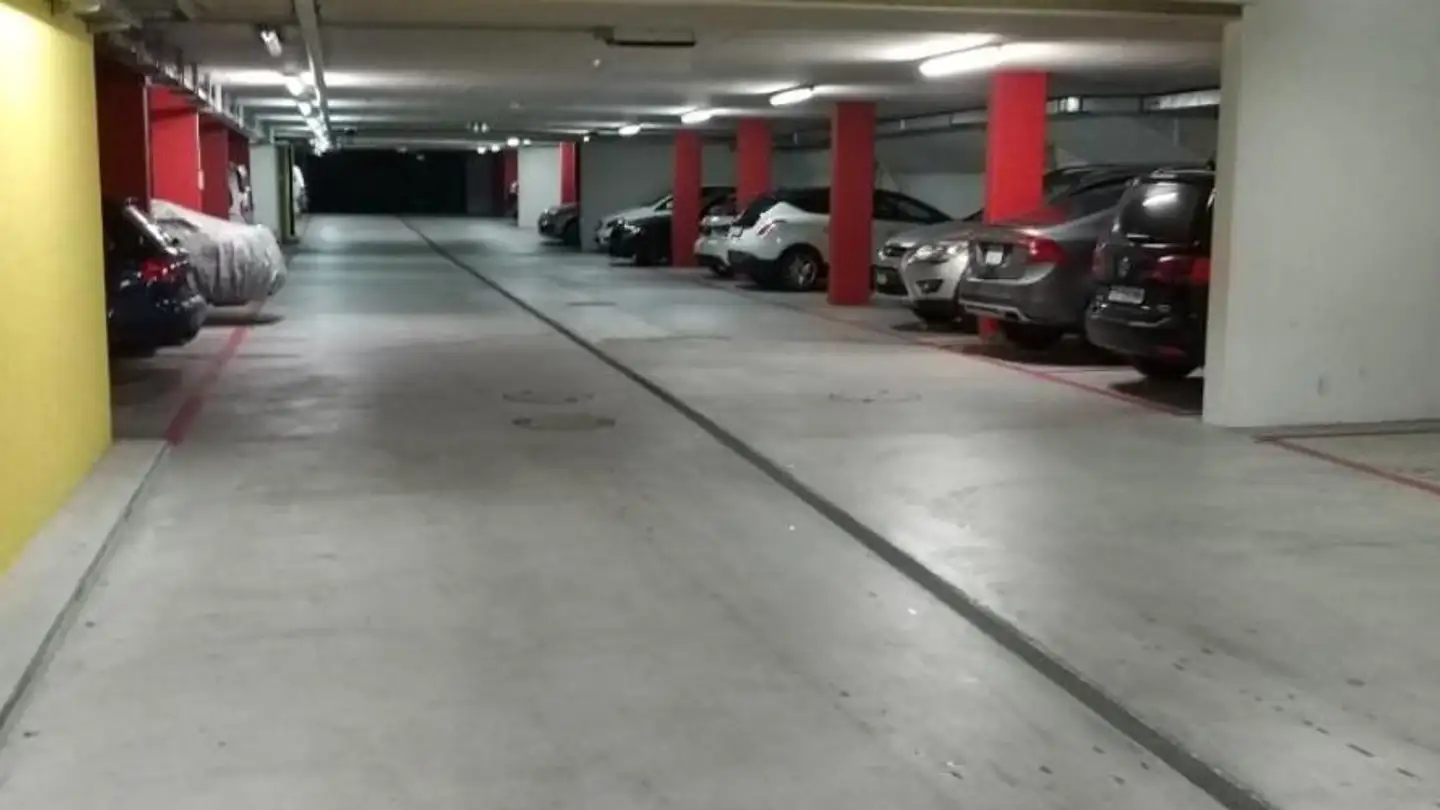 Place de parking souterraine à louer - Üetlirain 1, 8143 Stallikon