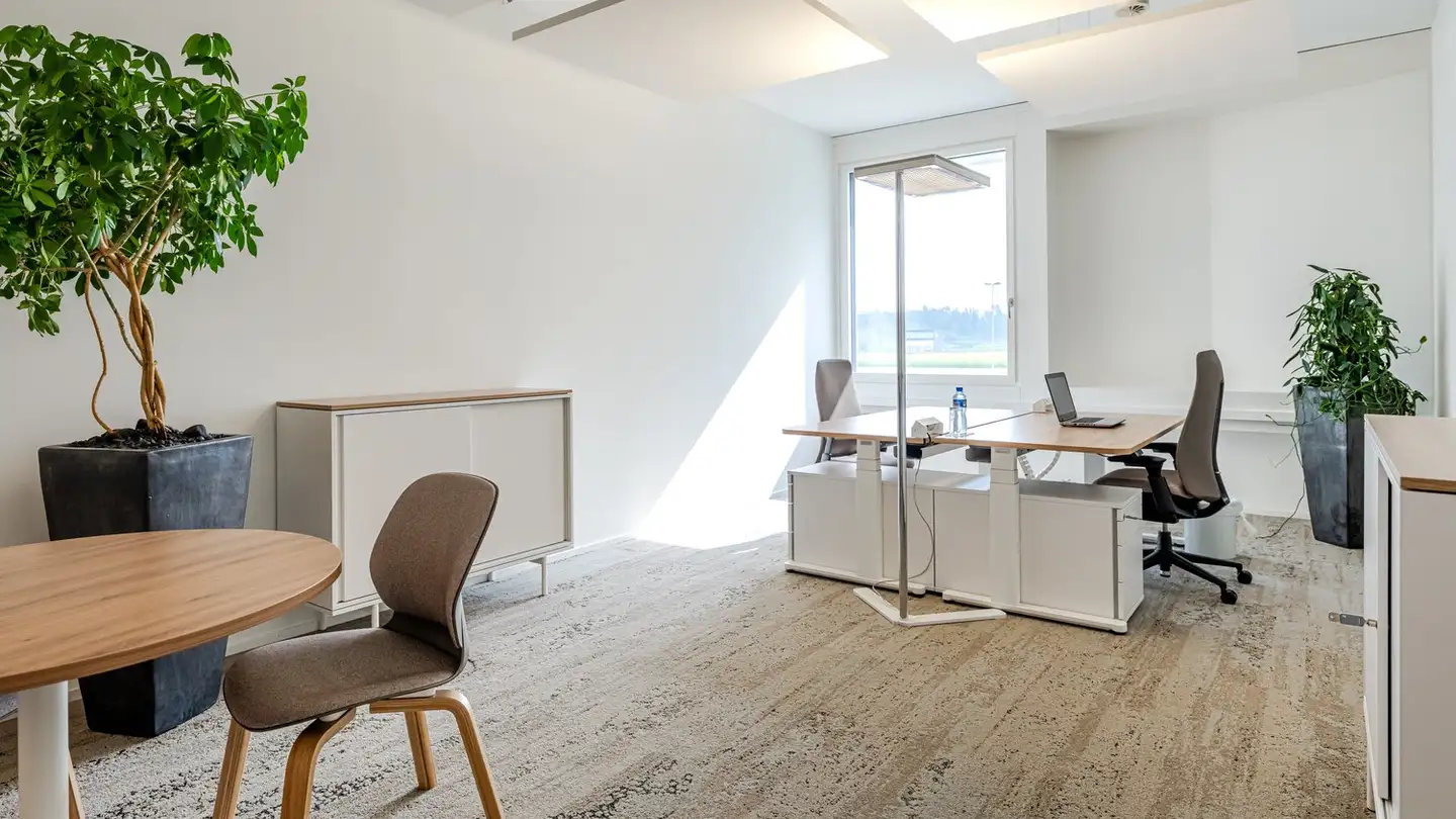 Office space for rent - 6039 Root D4 - Photo 2