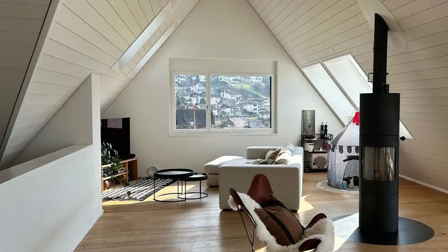 Attique à louer - Dorfstrasse 6a, 6404 Greppen - Photo 2