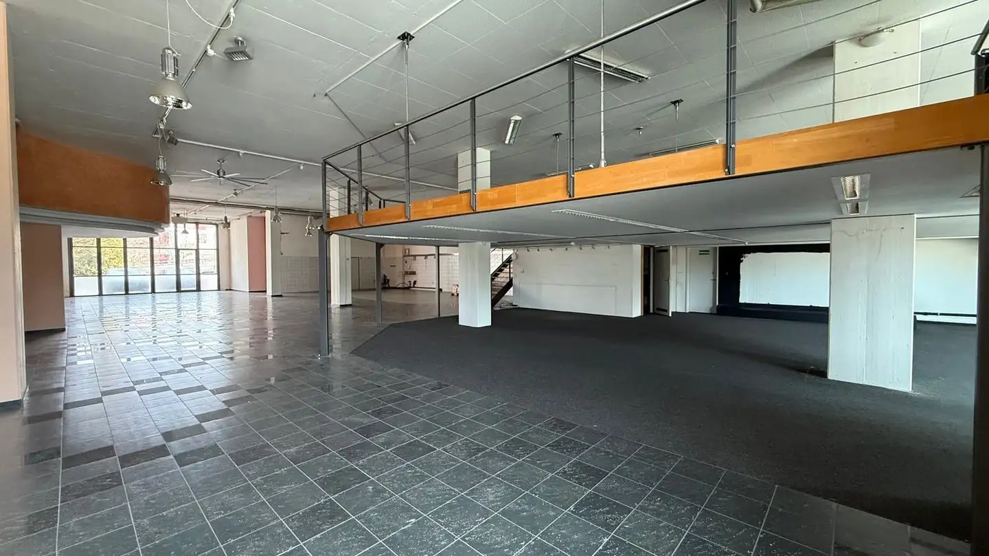 Commercial à louer - Kasernenstrasse 4, 8184 Bachenbülach