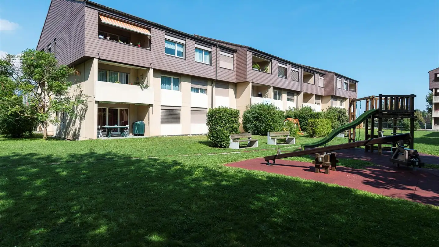 Outdoor parking space for rent - 2013 Colombier NE