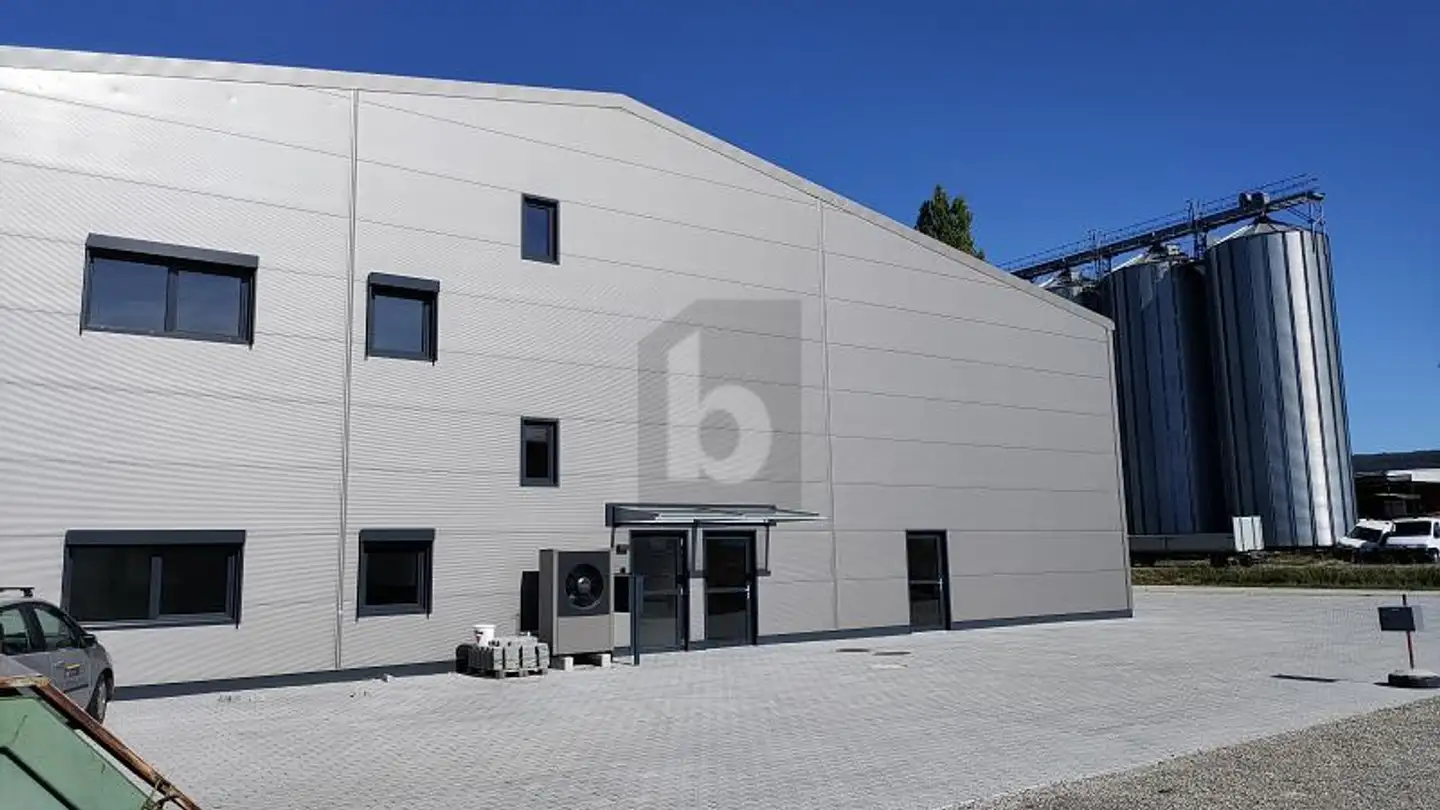 Office space for rent - 8215 Hallau - Photo 2