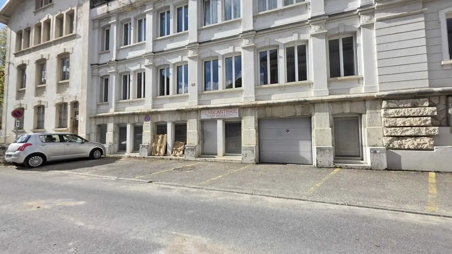 Place de parking extérieure à louer - 2300 La Chaux-de-Fonds - Photo 2
