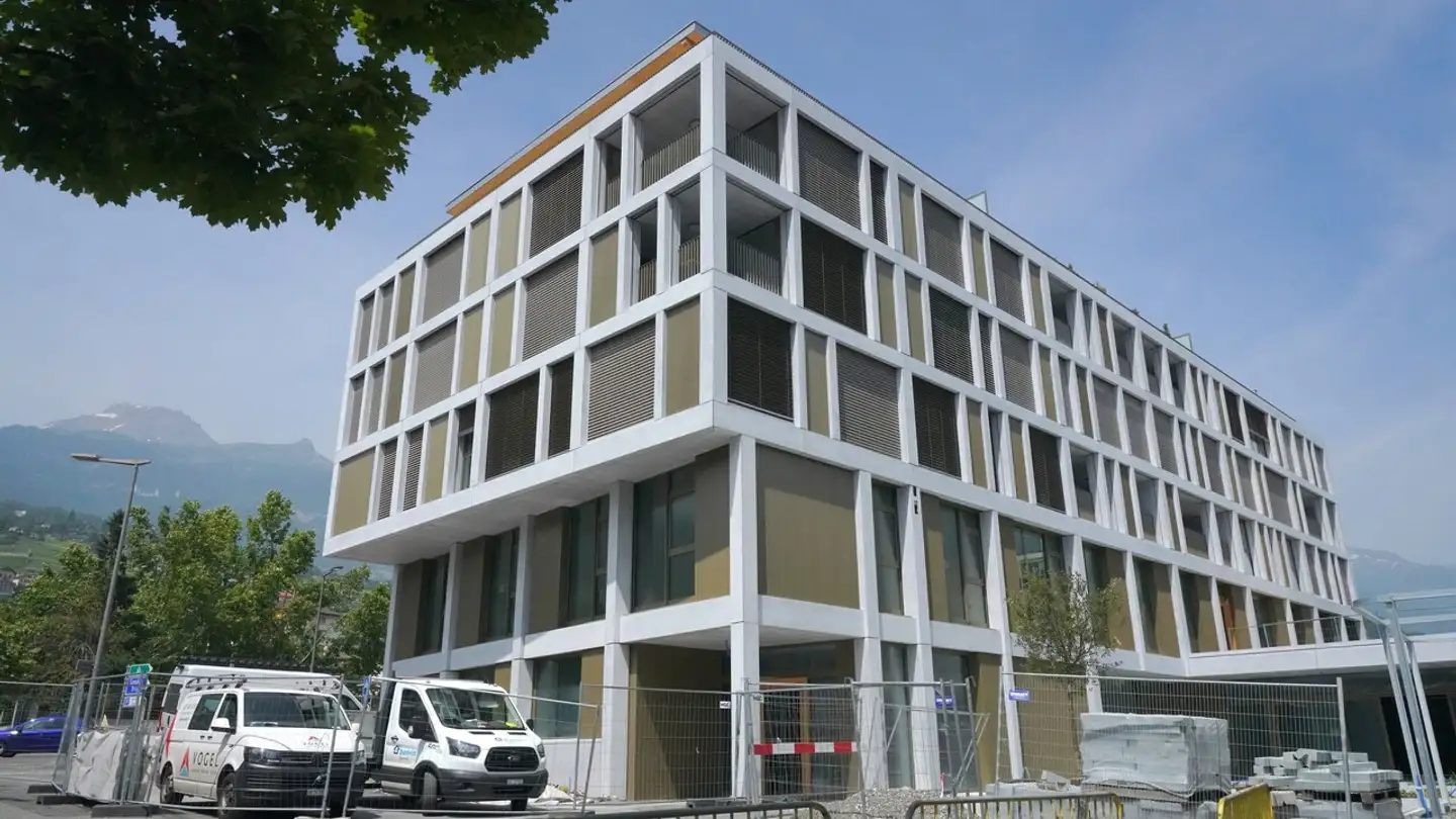 Place de parking extérieure à louer - Avenue Du Château De La Cour 6, 3960 Sierre - Photo 2