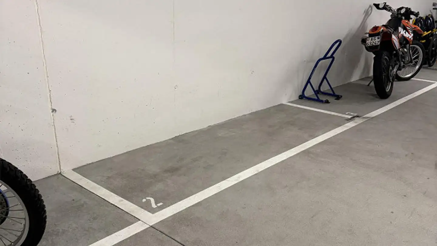 Überdachter Motorradparkplatz mieten - Dorfstrasse 13, 8967 Widen