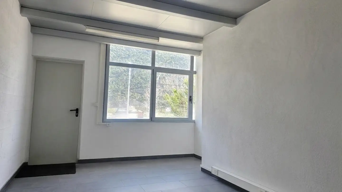 Property for rent - Zone Industrielle Les Combes, 1955 St-Pierre-de-Clages - Photo 2