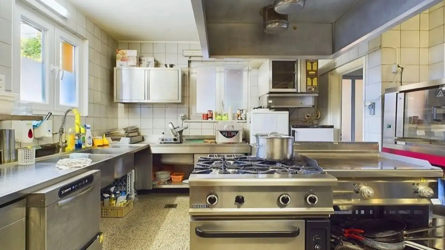 Mixed-use building for sale - Via Locarno 24, 6514 Sementina