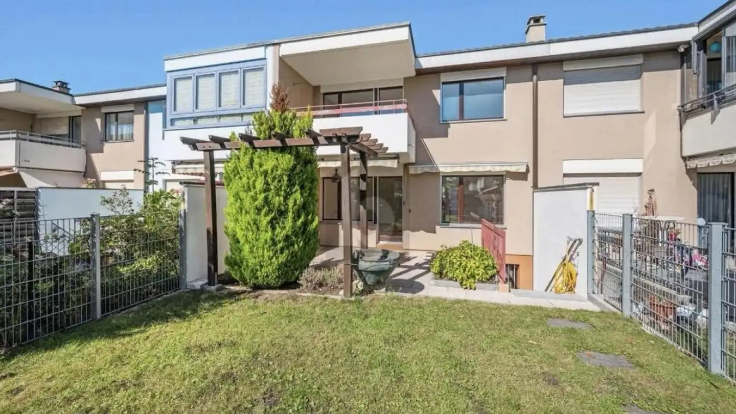 Row house for rent - 4153 Reinach BL