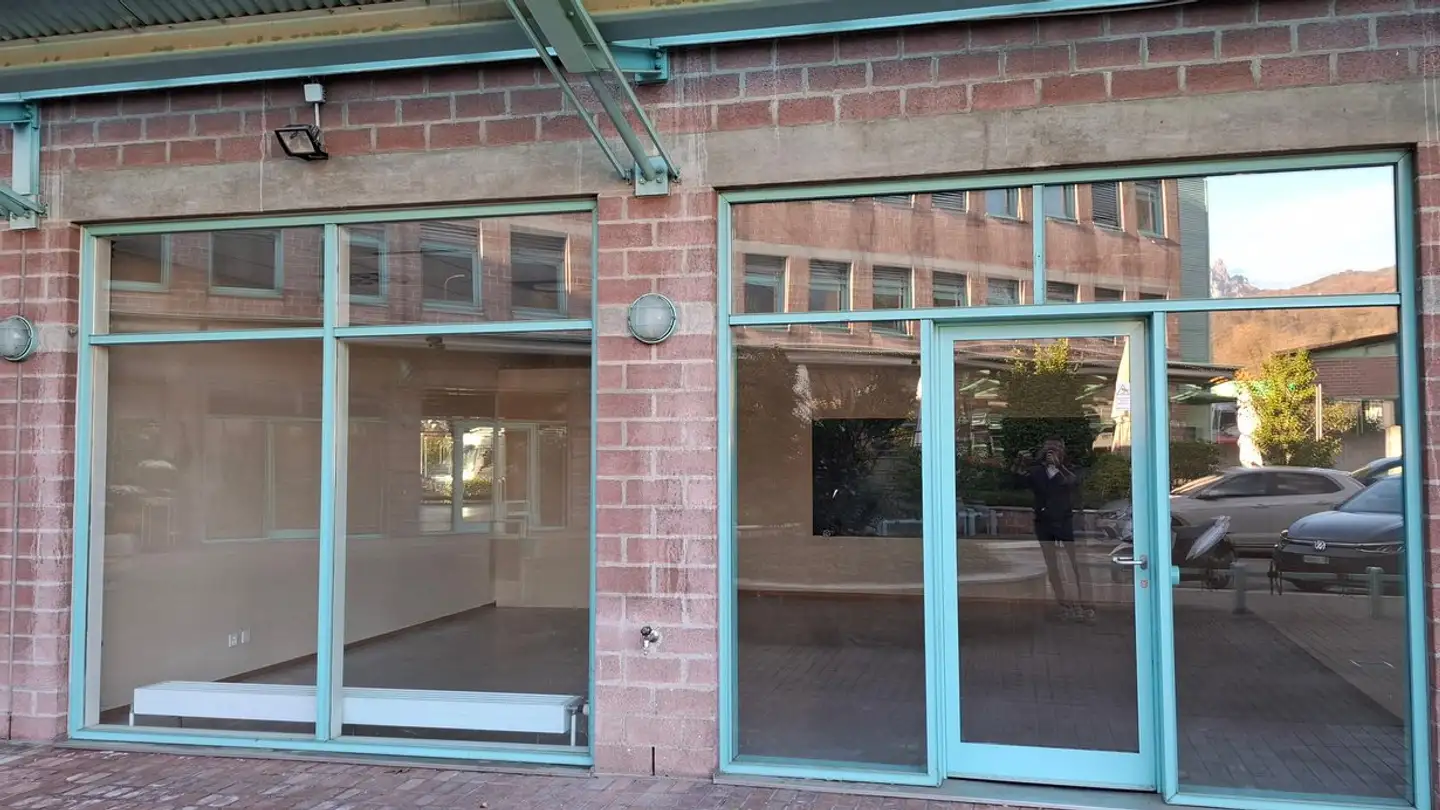 Magasin à louer - 6928 Manno