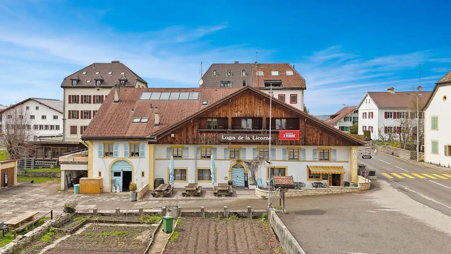 Mixed-use building for sale - 2333 La Ferrière