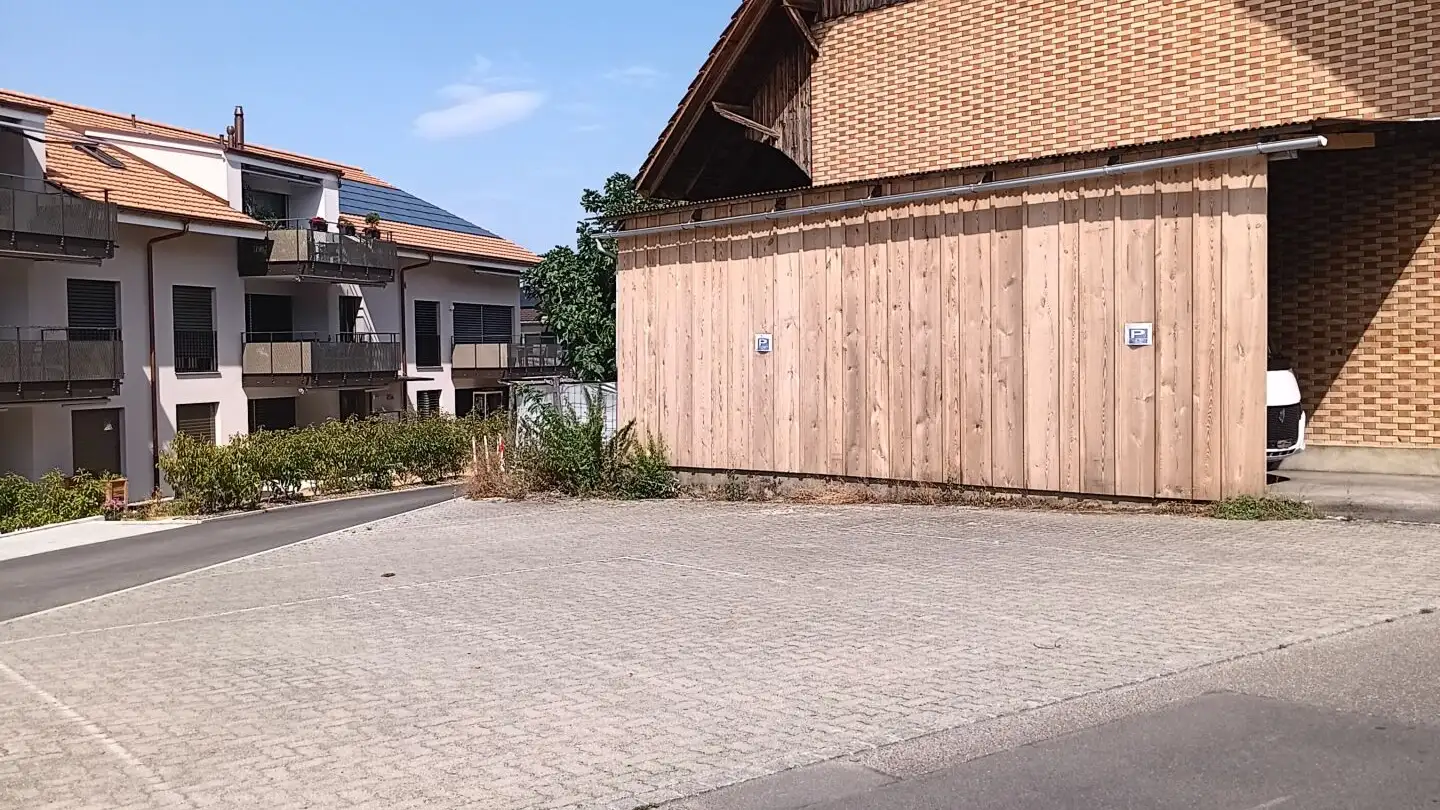 Place de parking extérieure à louer - Agriswilstrasse, 3216 Ried b. Kerzers