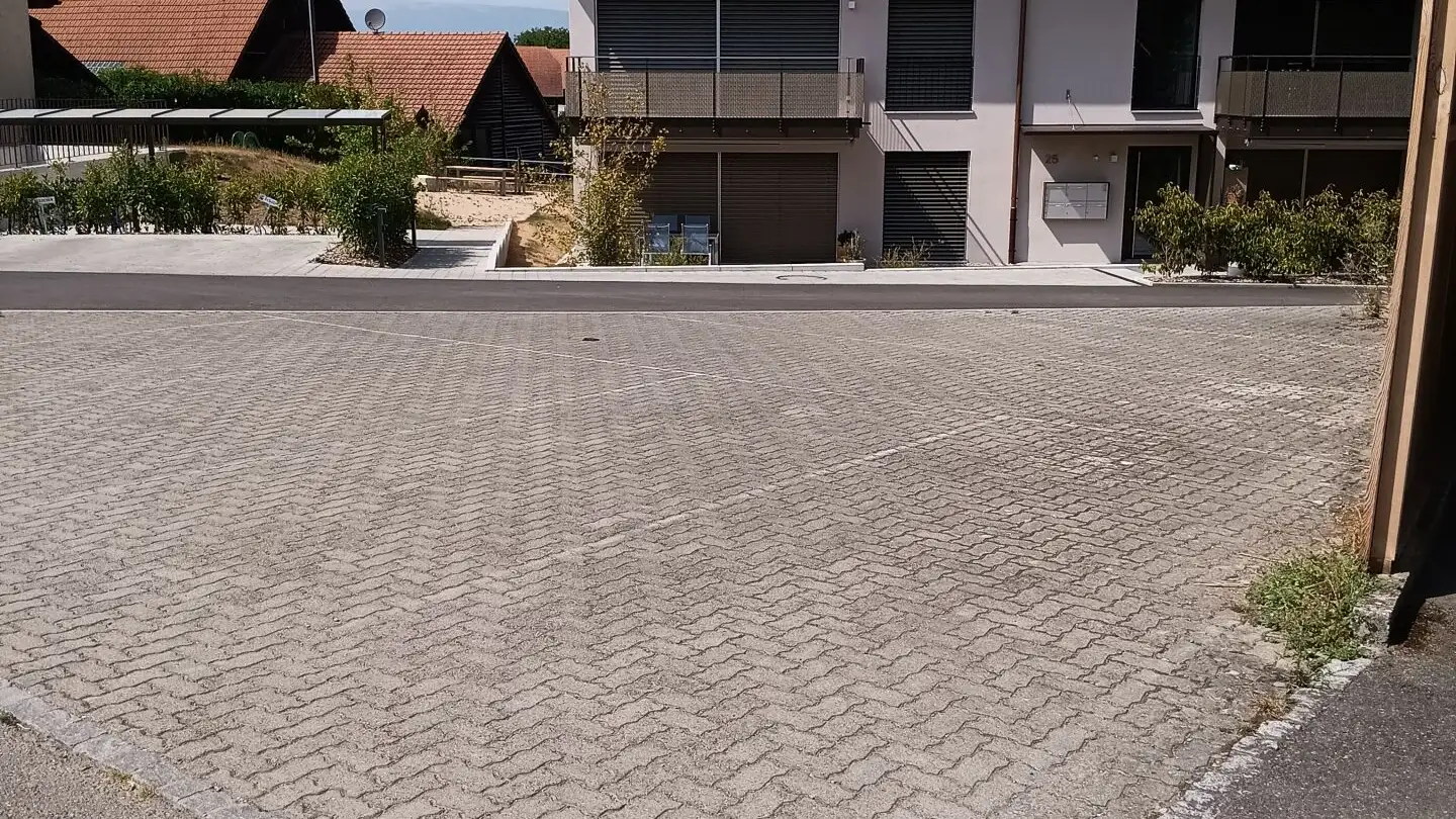 Place de parking extérieure à louer - Agriswilstrasse, 3216 Ried b. Kerzers - Photo 2