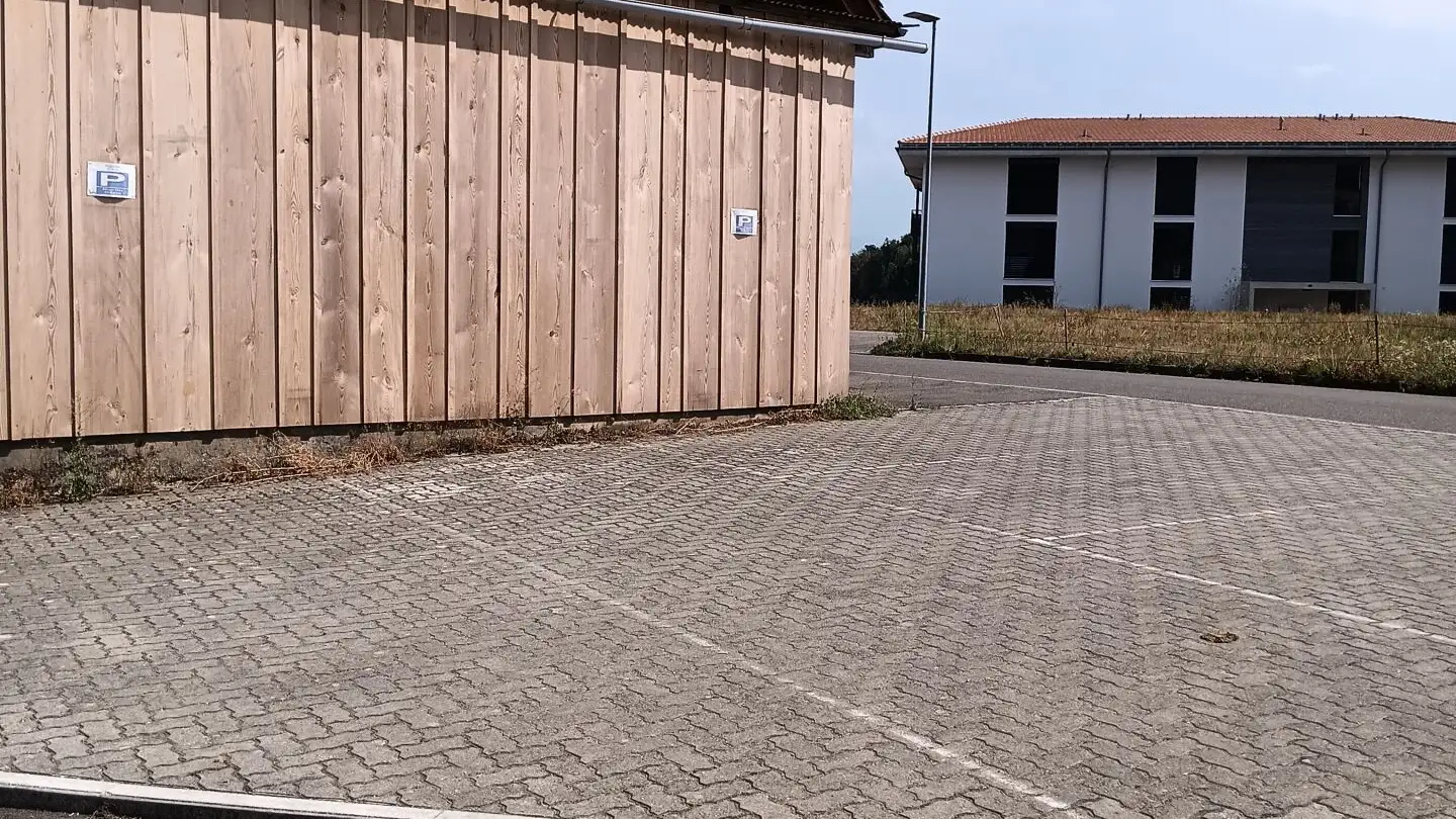 Place de parking extérieure à louer - Agriswilstrasse, 3216 Ried b. Kerzers - Photo 3