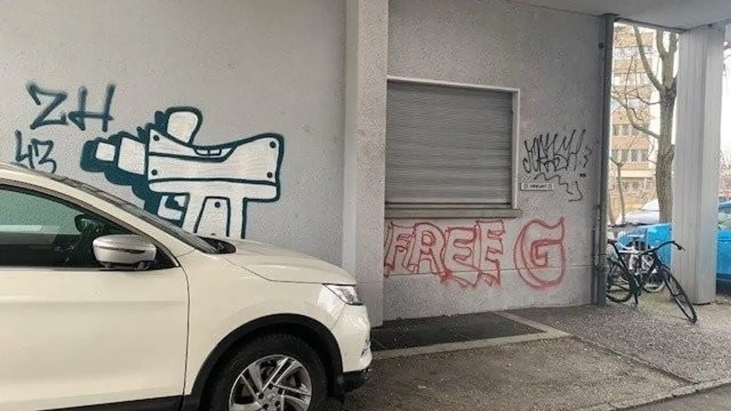 Place de parking extérieure à louer - Albisriederstrasse 166, 8003 Zürich