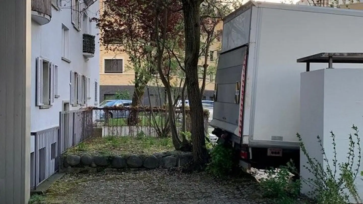 Place de parking extérieure à louer - Albisriederstrasse 166, 8003 Zürich