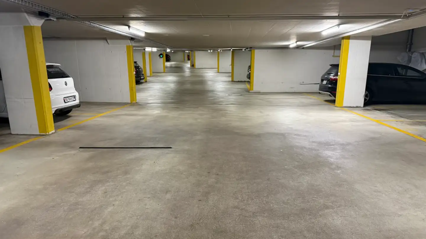 Place de parking souterraine à louer - Zürichstrasse 104c, 8123 Ebmatingen - Photo 2