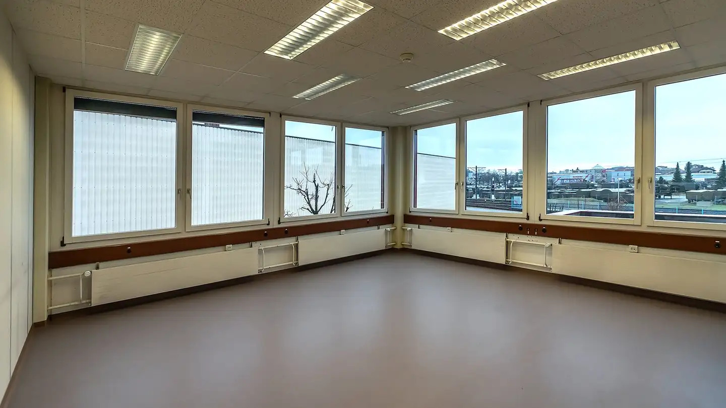 Grande magazzino in affitto - Unterfeldstrasse 5, 8340 Hinwil - Photo 2