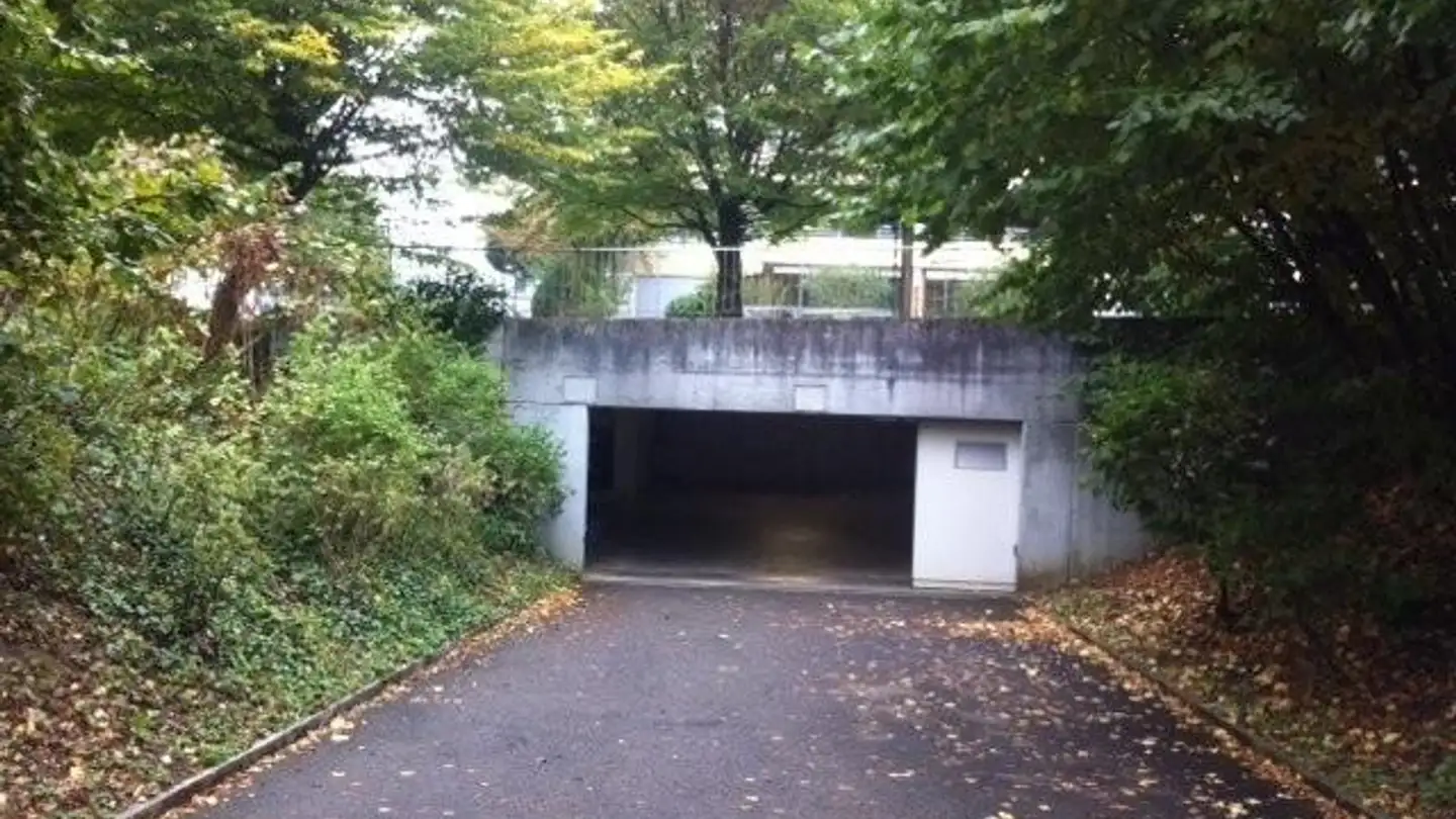 Place de parking intérieure pour moto à louer - Fasanenstrasse 20, 4402 Frenkendorf