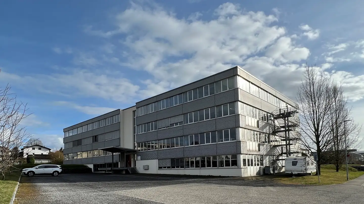 Commercial à louer - Keltenstrasse 1, 2563 Ipsach