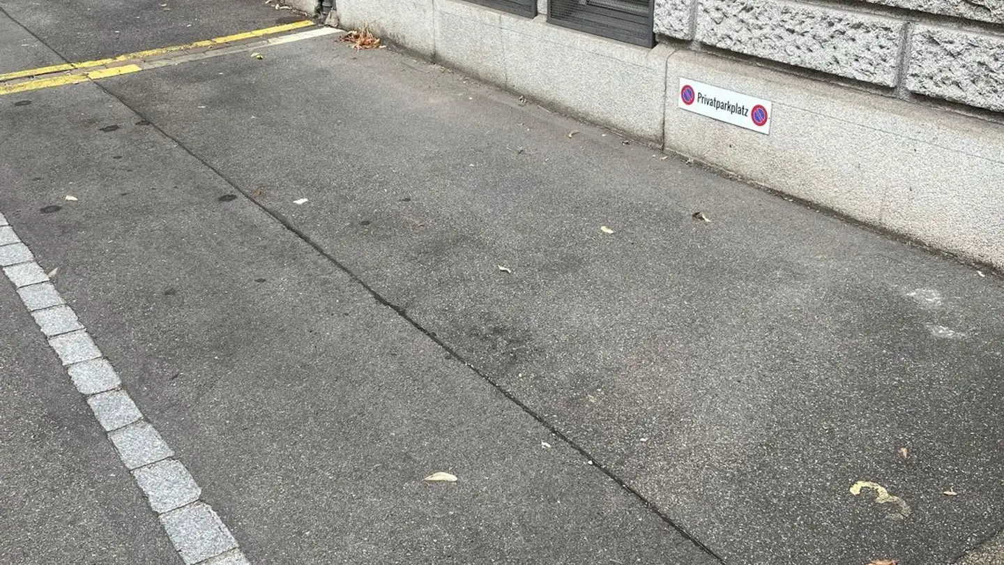 Place de parking extérieure à louer - Röschibachstrasse 46, 8037 Zürich
