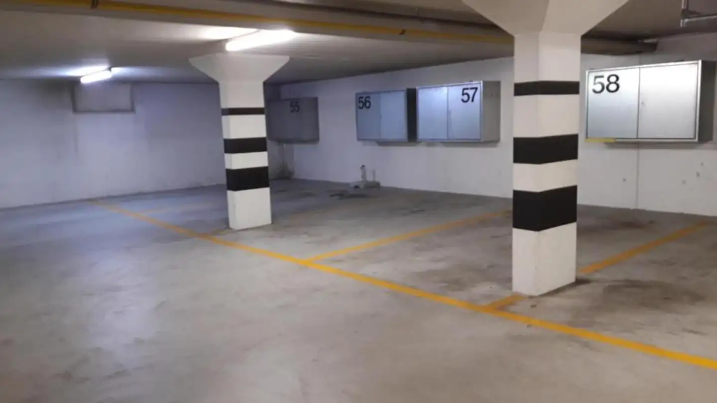 Place de parking couverte à louer - Riedwiesen 2, 8603 Schwerzenbach