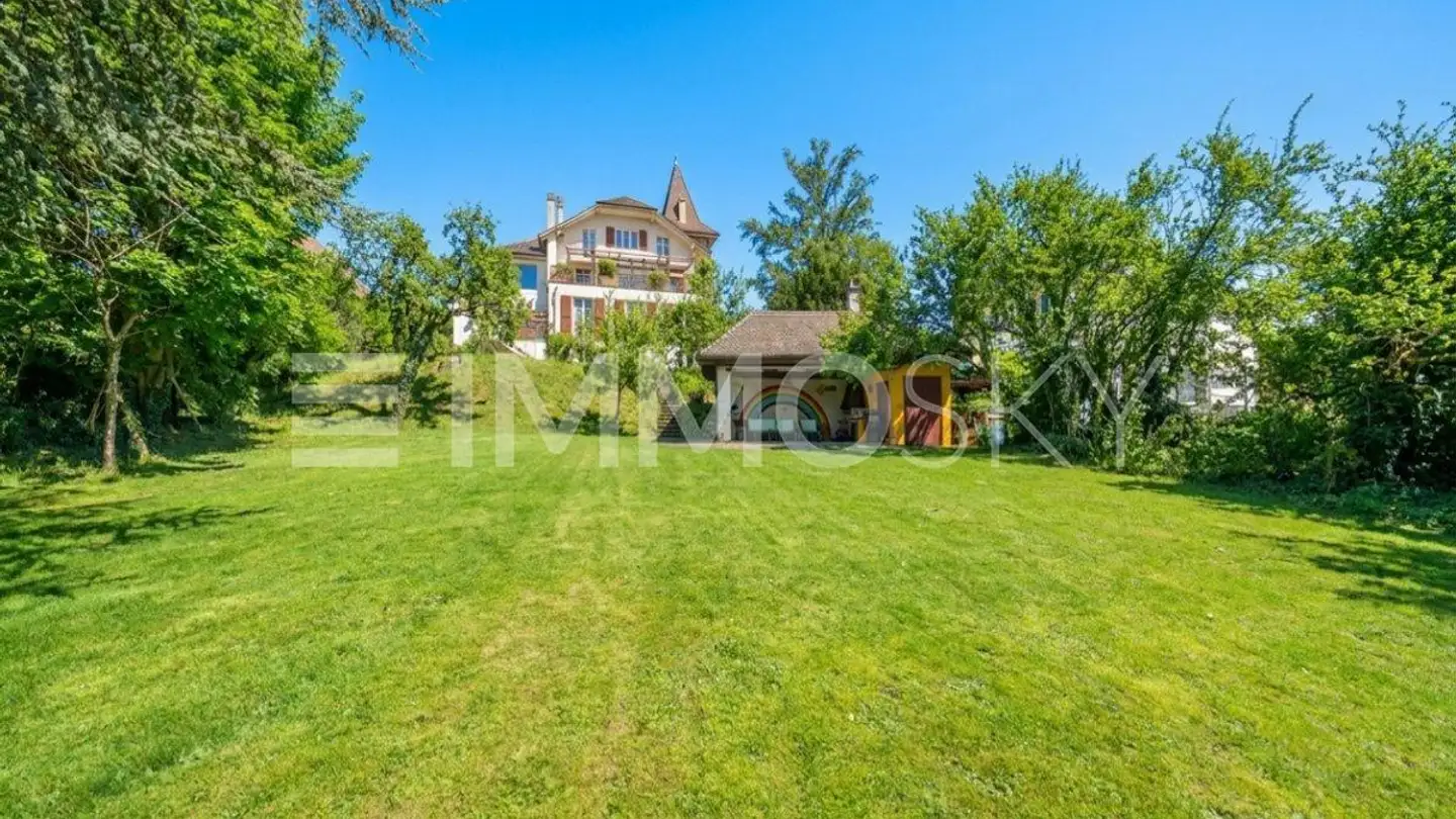 Residential building for sale - 2035 Corcelles NE