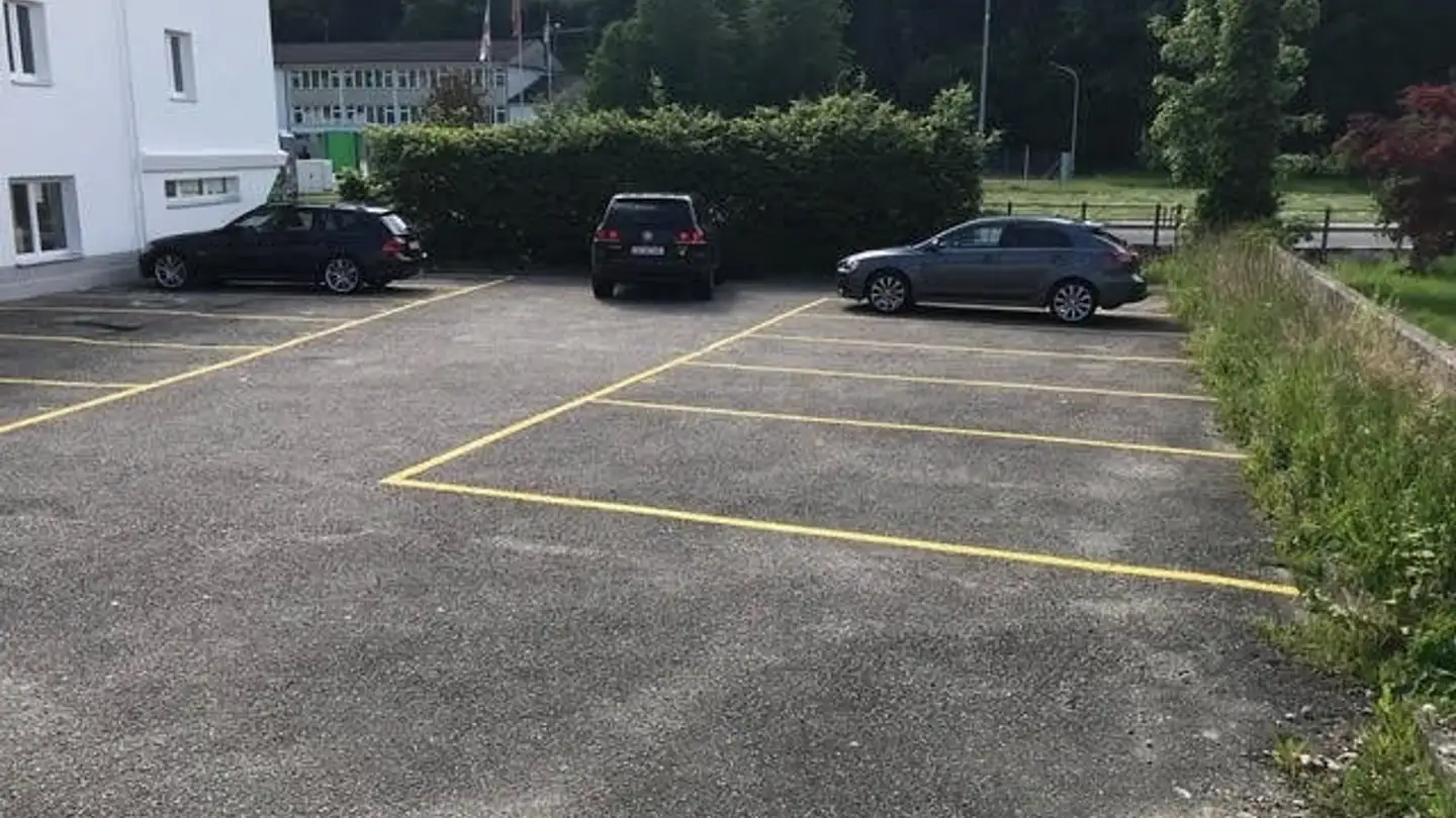 Place de parking extérieure à louer - Bergstrasse 1, 4813 Uerkheim - Photo 3