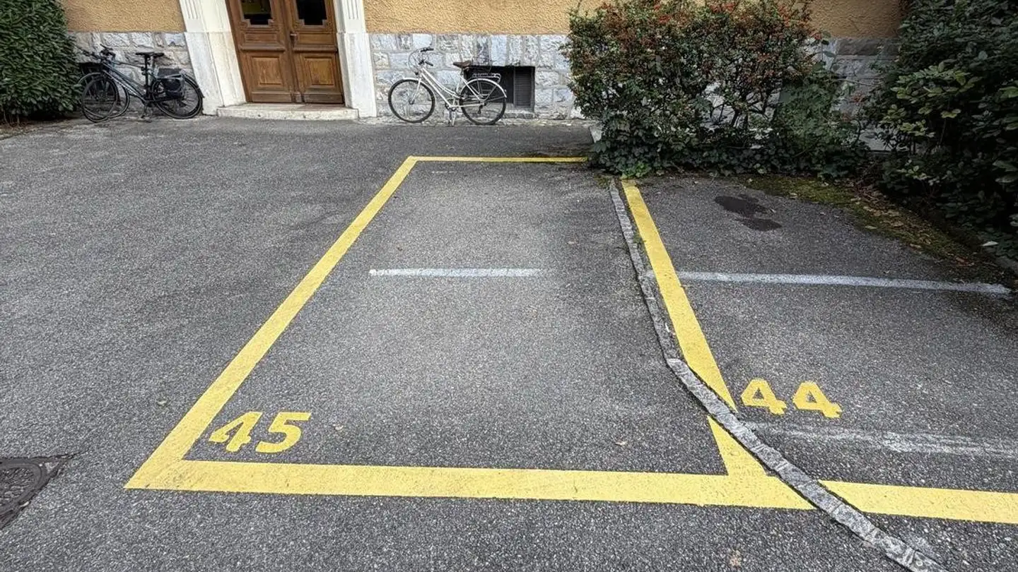 Place de parking extérieure à louer - Avenue De Miremont 35d, 1206 Genève