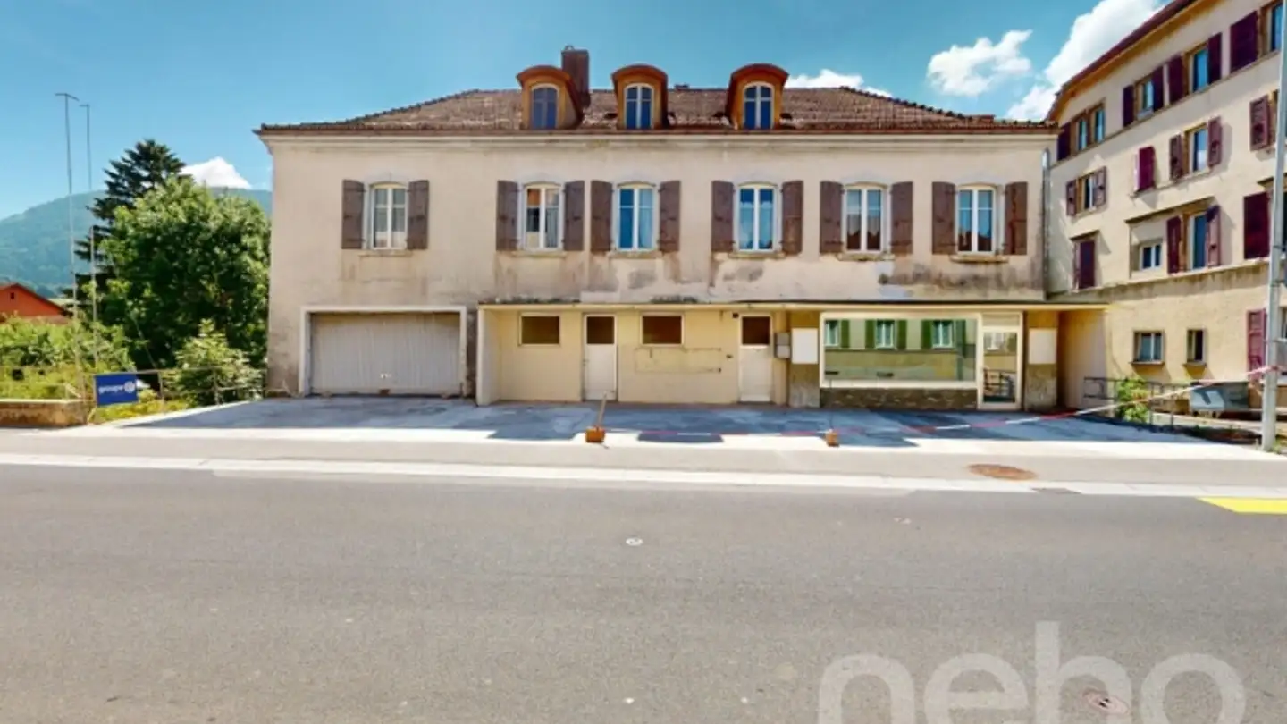 Mixed-use building for sale - 2105 Travers