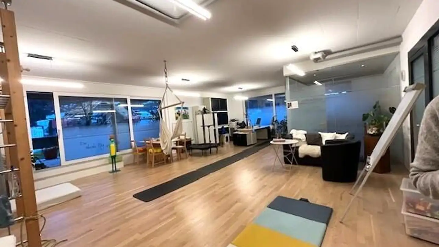 Commercial à louer - Dorfstrasse 57, 9055 Bühler