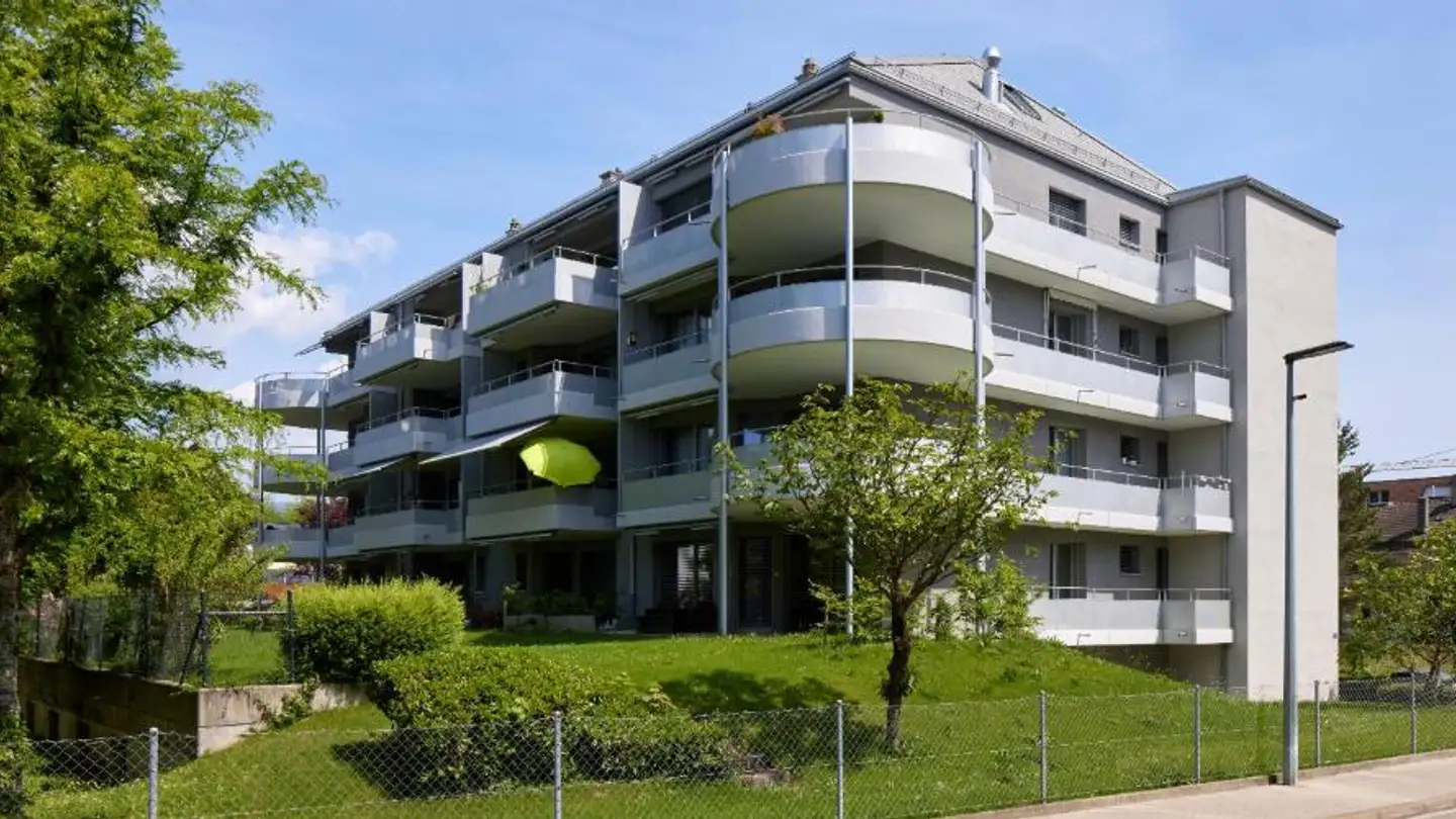 Überdachter Motorradparkplatz mieten - 1400 Yverdon-les-Bains
