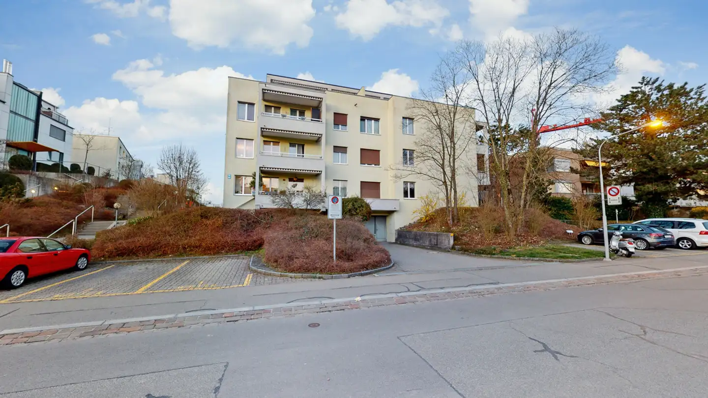 Place de parking extérieure à louer - Hätzlergasse, 8048 Zürich