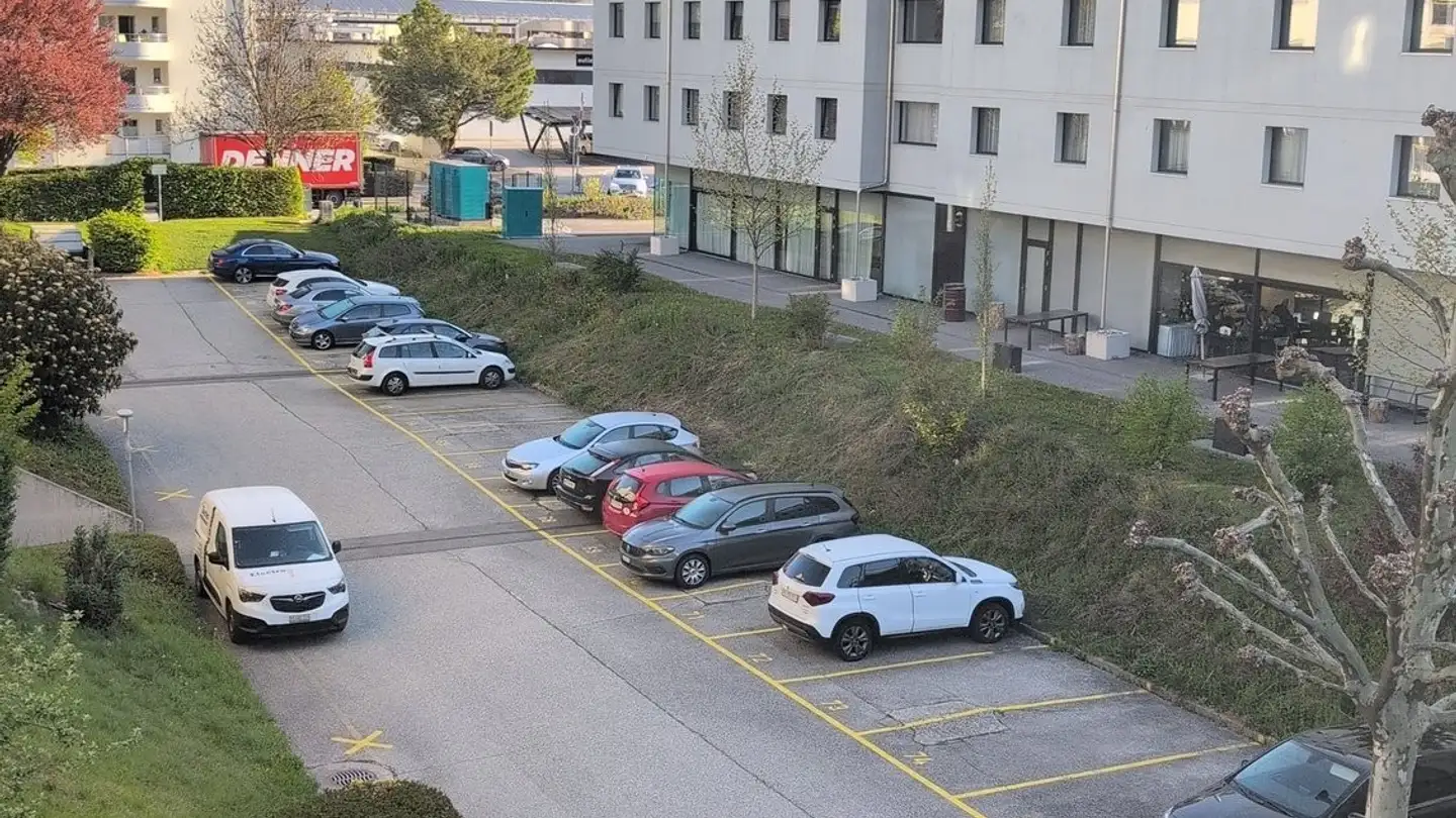 Outdoor parking space for rent - Avenue Du Grand-Champsec 16b, 1950 Sion - Photo 2