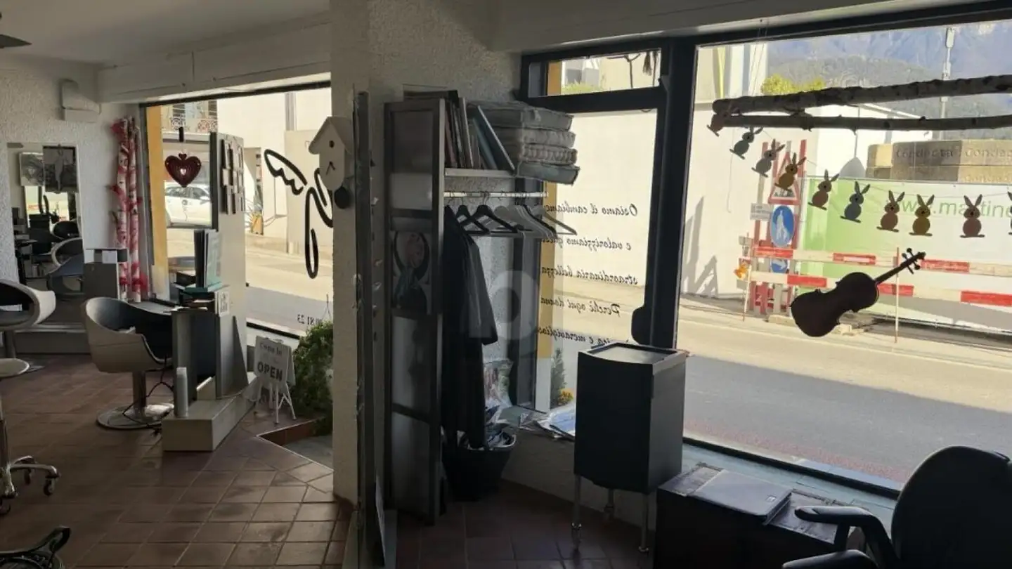 Shop for sale - 6815 Melide