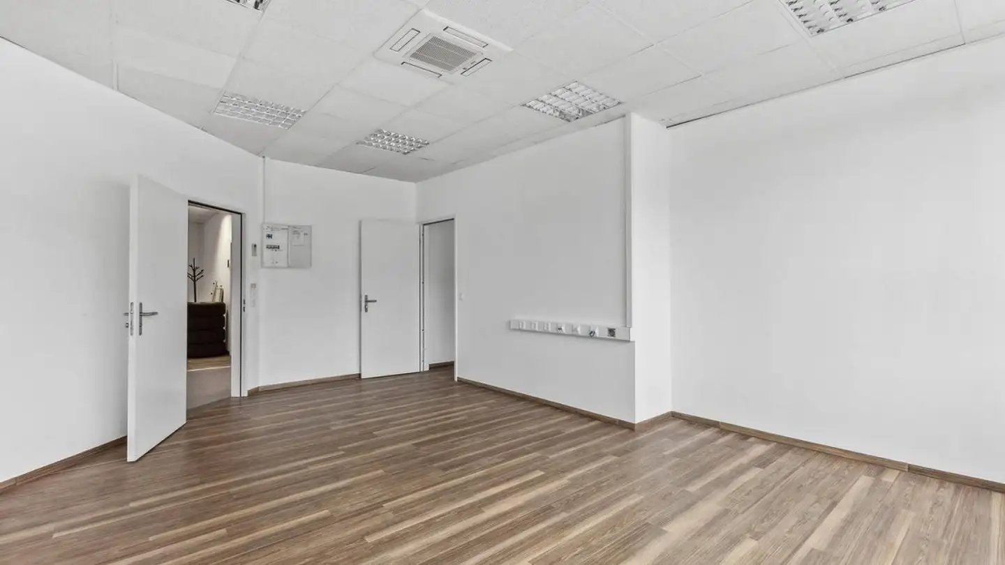 Office space for rent - 4665 Oftringen