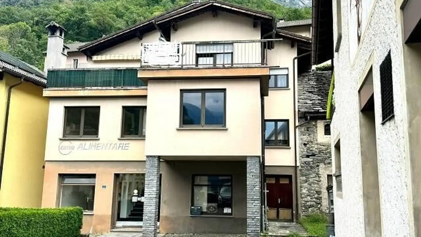 Mixed-use building for sale - 6690 Cavergno