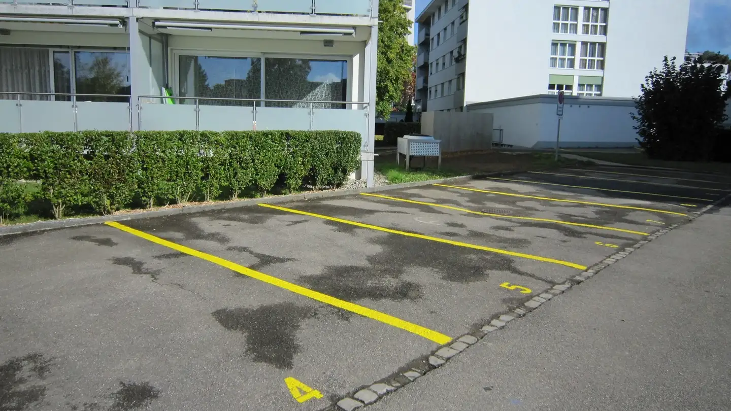 Place de parking extérieure à louer - Obermattstrasse 75, 8330 Pfäffikon ZH