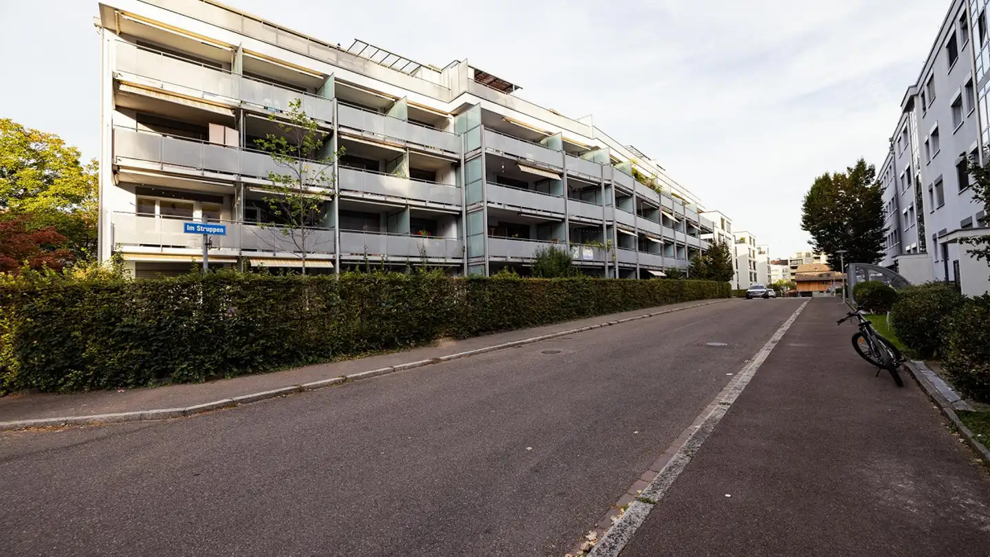 Place de parking extérieure à louer - Im Struppen 11, 8048 Zürich