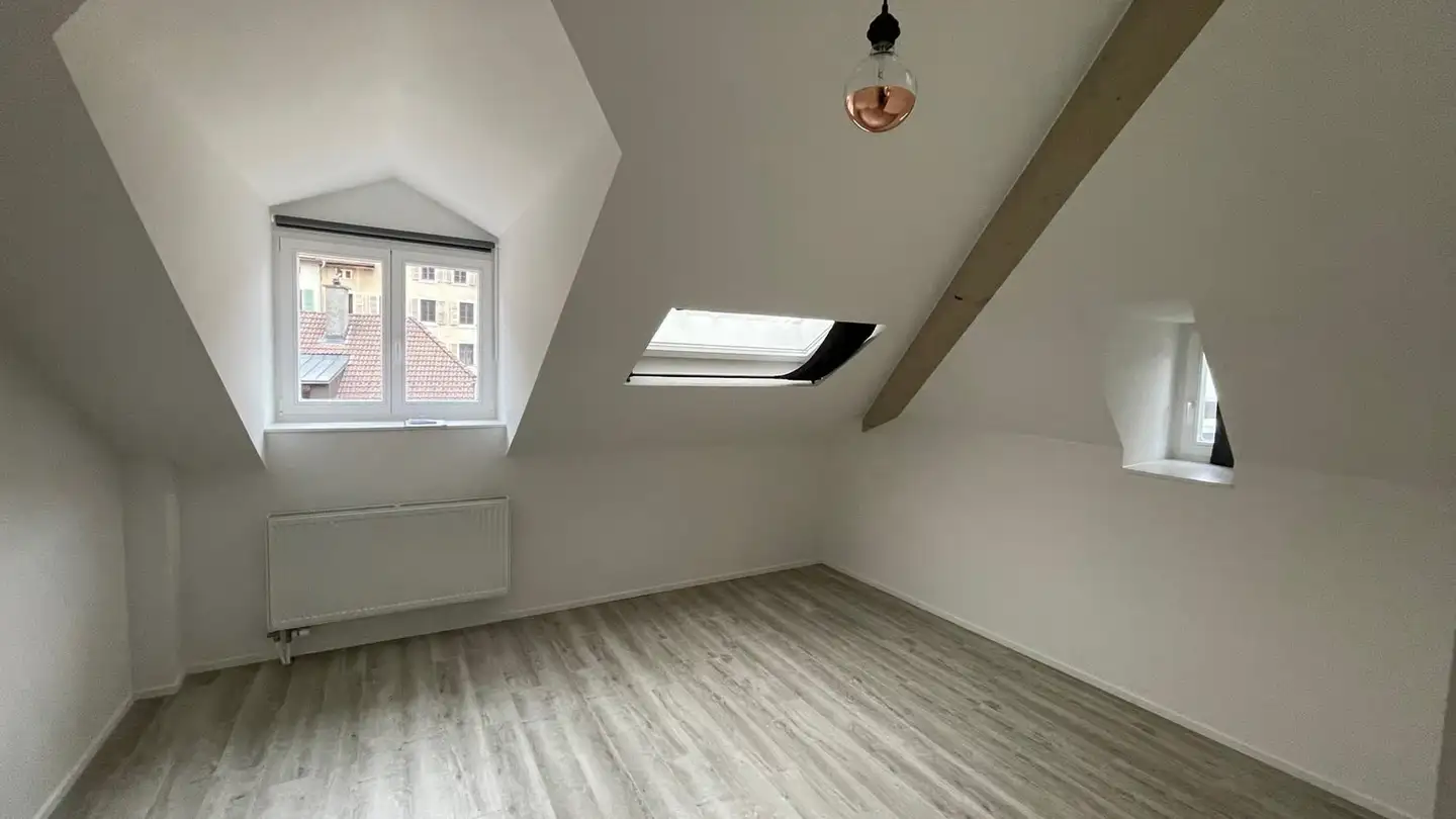 Attique à louer - Rue Du Midi 13, 2610 St-Imier - Photo 4