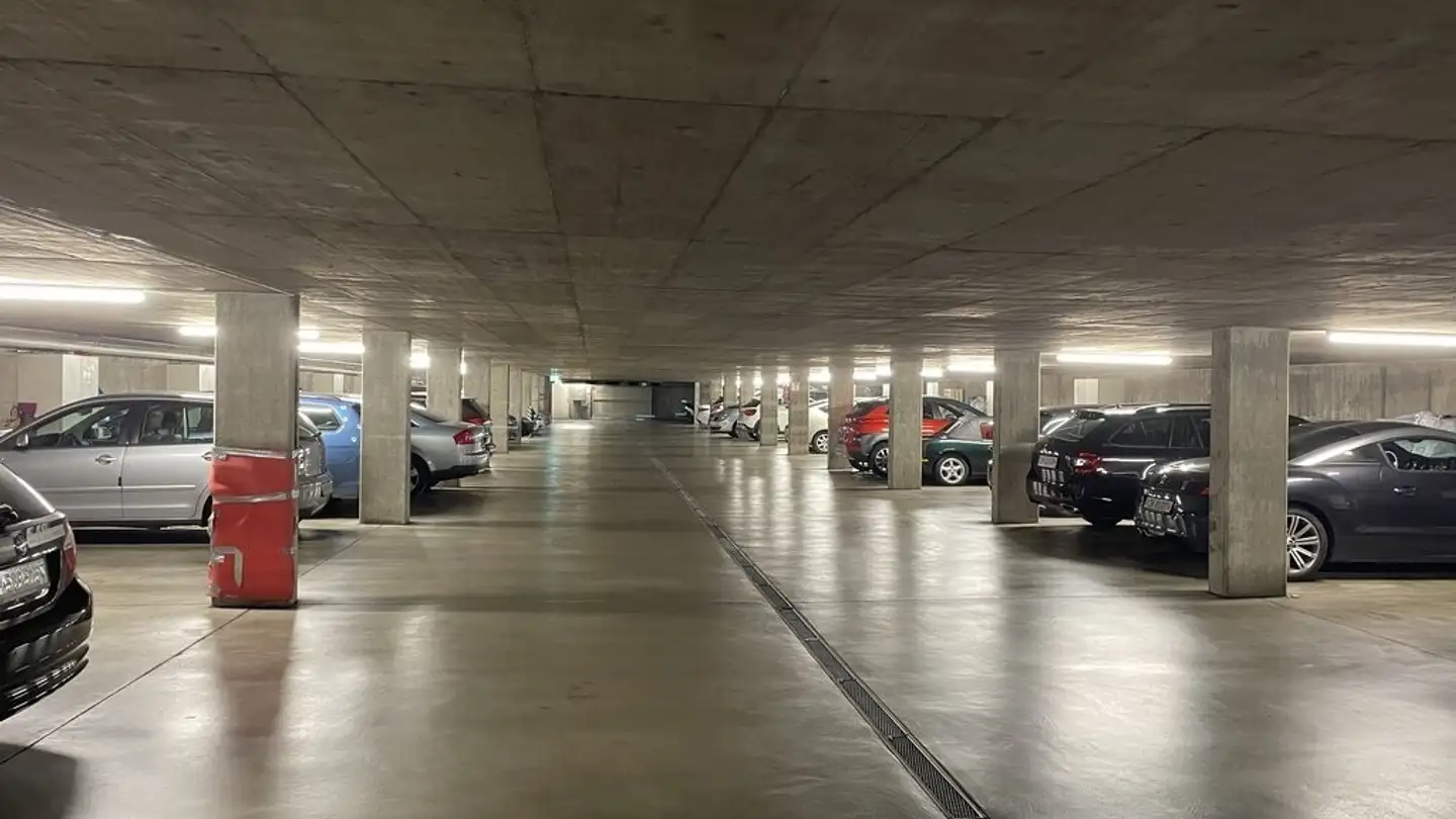 Place de parking intérieure pour moto à louer - Herweg 18, 8708 Männedorf - Photo 2