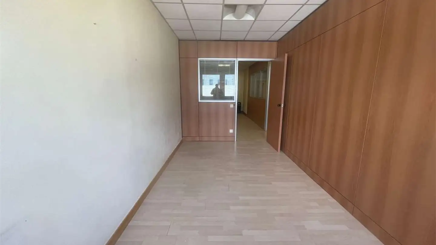 Office space for rent - 6928 Manno - Photo 3