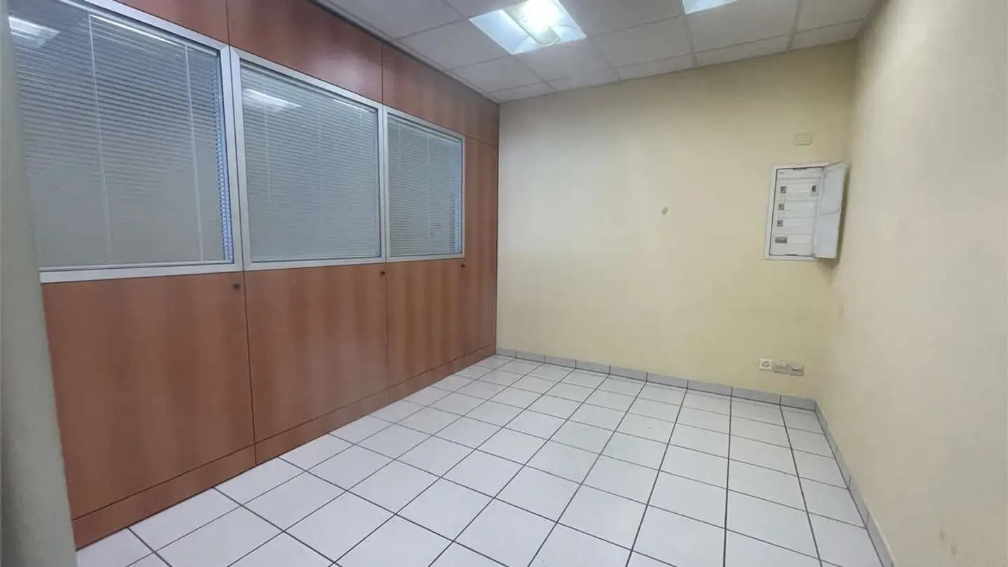 Office space for rent - 6928 Manno - Photo 4