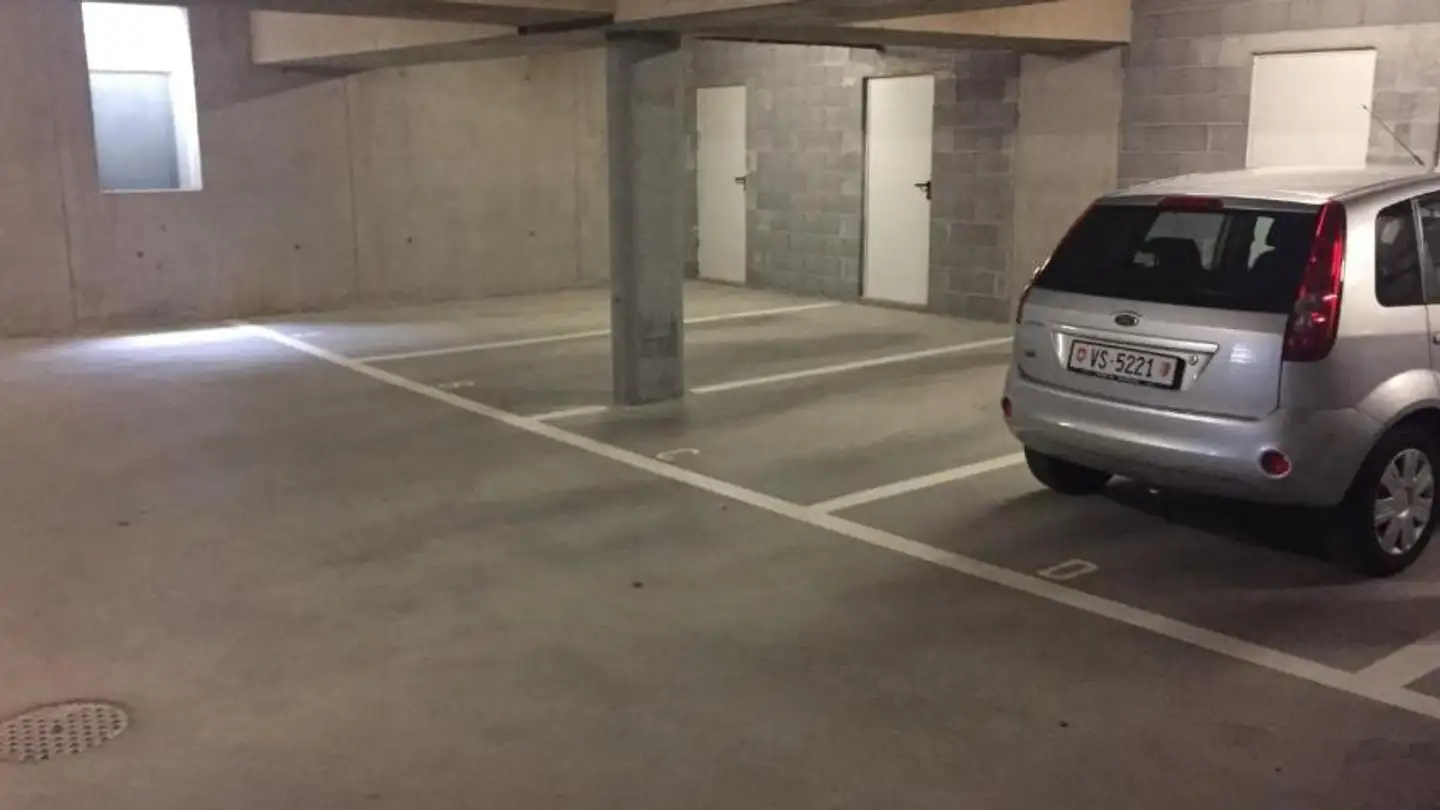 Covered parking space for rent - Rue des Biolles 24, 1964 Conthey