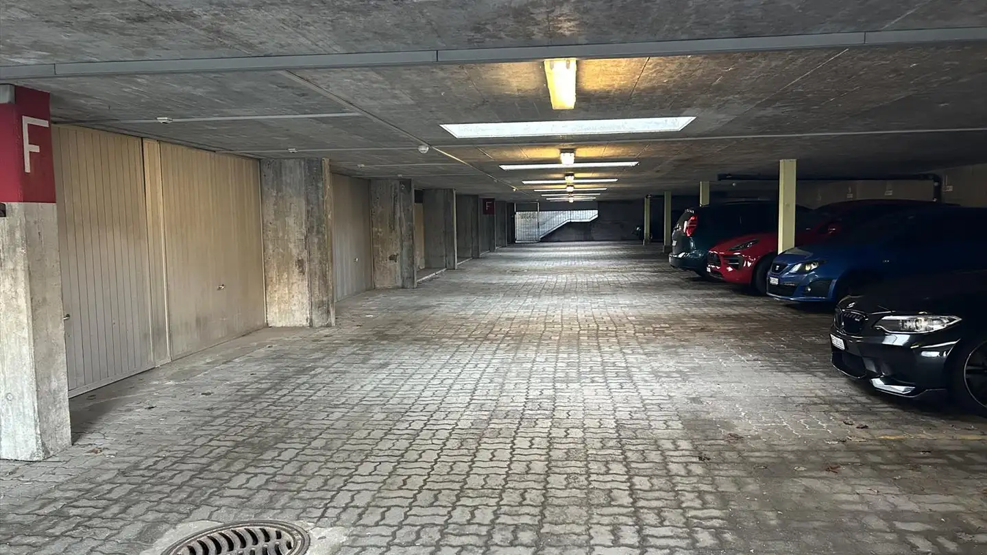 Parcheggio coperto in affitto - Rue Des Crêtets 7, 2300 La Chaux-de-Fonds