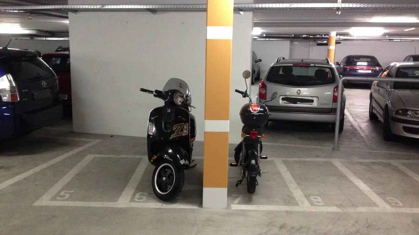 Überdachter Motorradparkplatz mieten - Badenerstrasse 713, 8048 Zürich