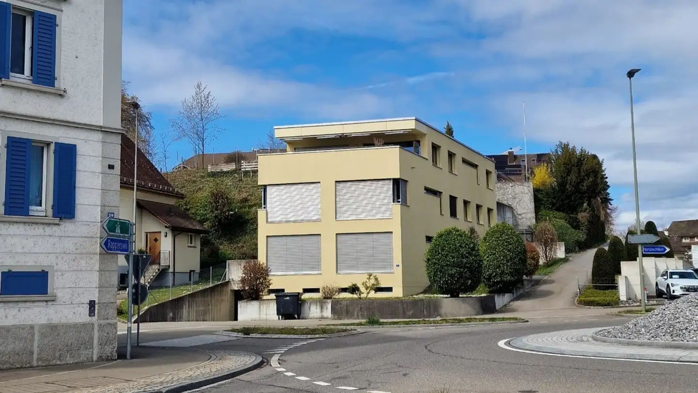 Place de parking extérieure à louer - Unterwiesstrasse 2, 8630 Rüti ZH - Photo 2