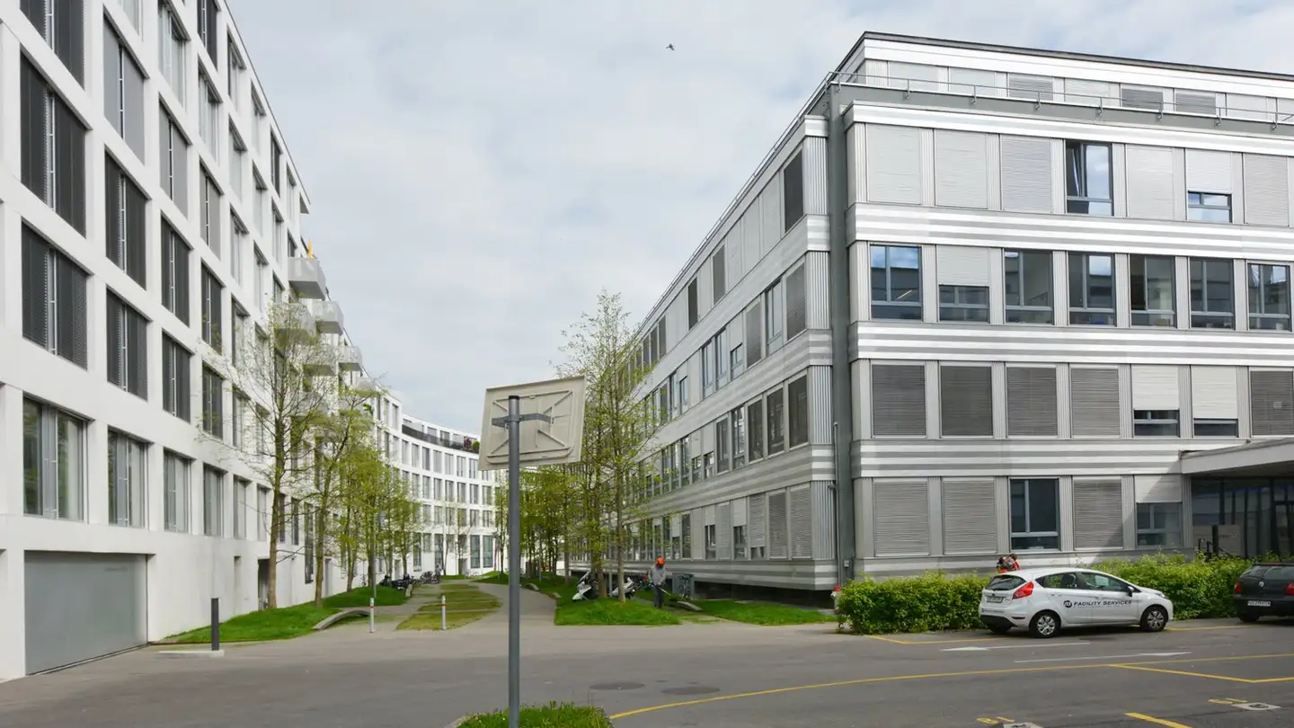 Place de parking intérieure pour moto à louer - Staffelstrasse, 8045 Zürich