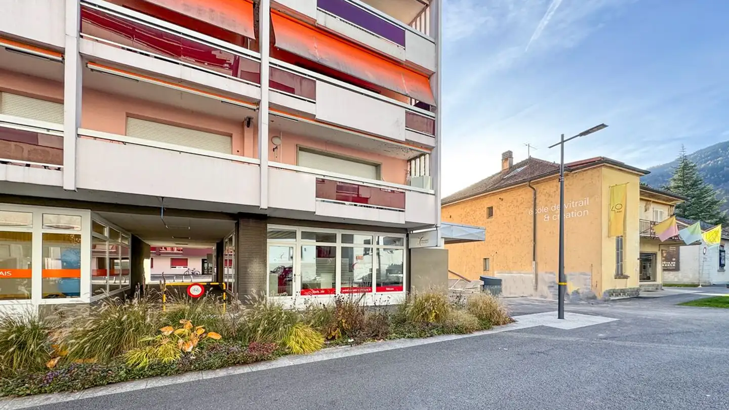 Mixed-use building for sale - 1870 Monthey