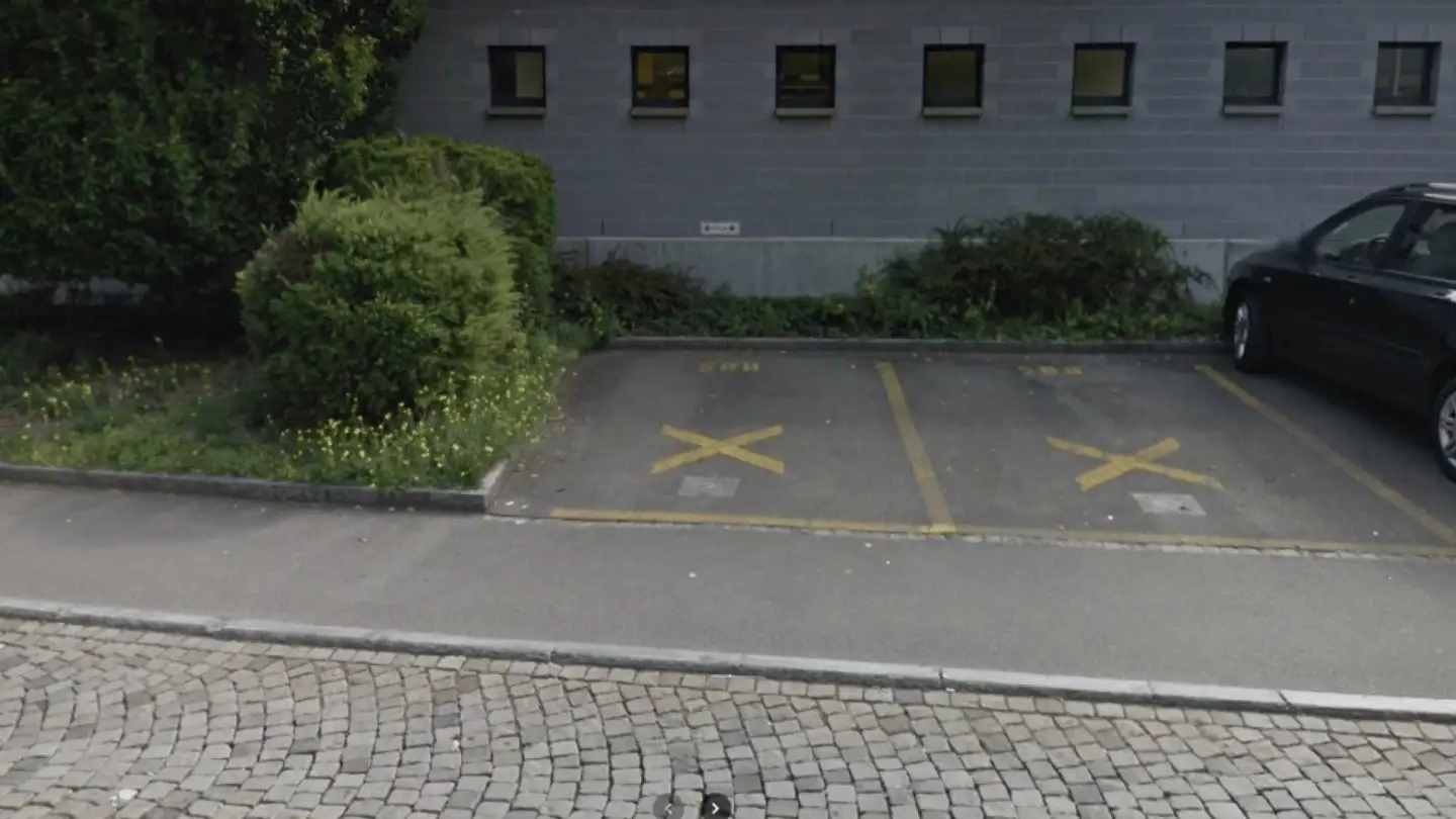 Place de parking extérieure à louer - Bahnhofstrasse 3, 6454 Flüelen